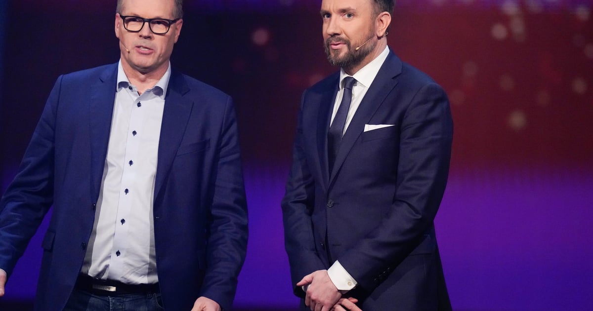 Bernt Hulsker på scenen med Rekdal i desember - TV 2
