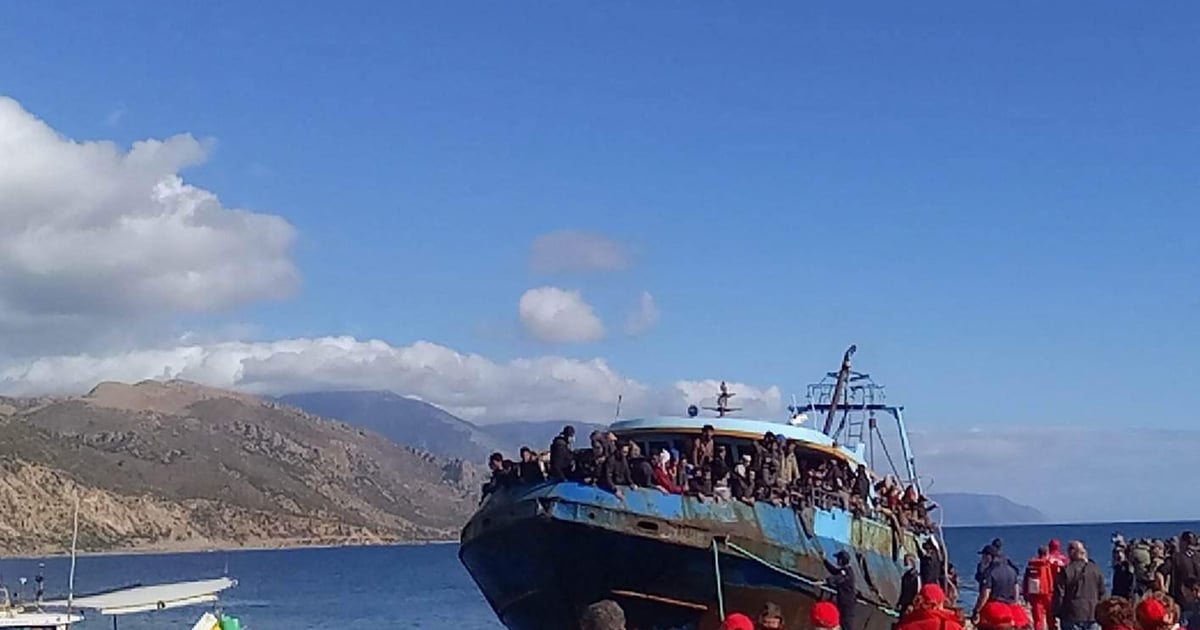 Kreta: Båt med hundrevis om bord trygt i havn etter redningsaksjon - TV 2