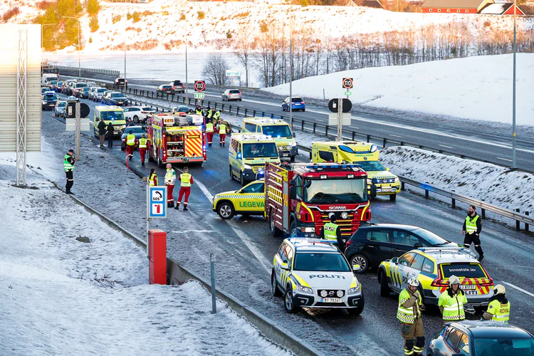 E18 Crash Tønsberg: E18 stengt etter trafikkulykke – ti involverte kjøretøy - TV 2