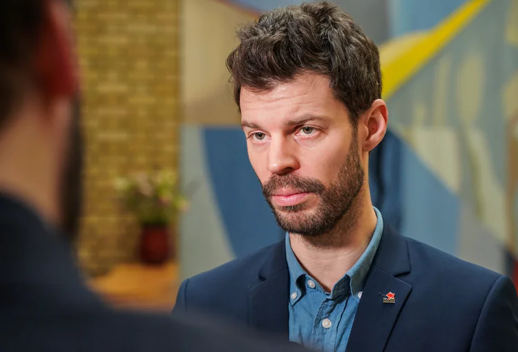 Rødt-Moxnes til TV 2: Vil ikke sende våpen til land i krig - TV 2
