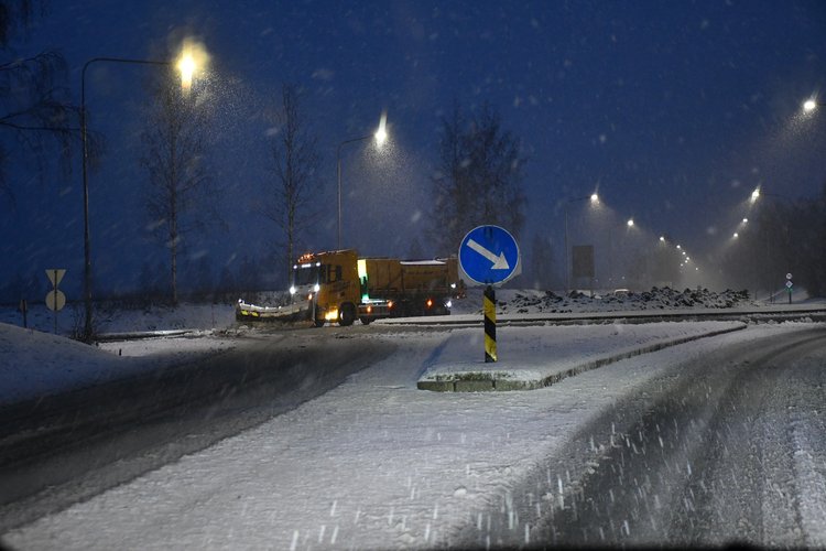 Snøkaos på Østlandet: Flere utforkjøringer - TV 2