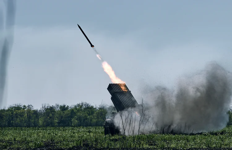 Mercoledì un lanciamissili ucraino ha lanciato un razzo contro le postazioni russe a Pakmut.