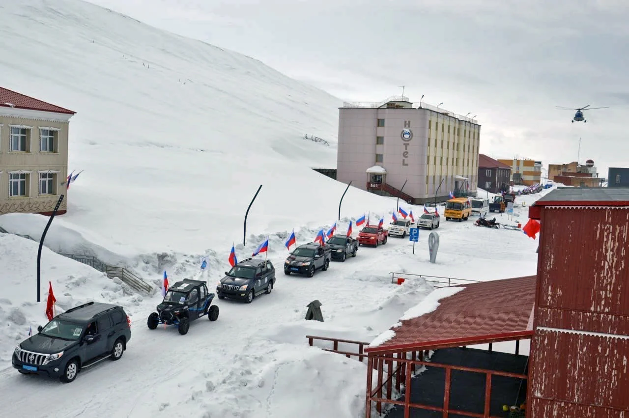 Russisk parade på Svalbard under seiersdagen - TV 2