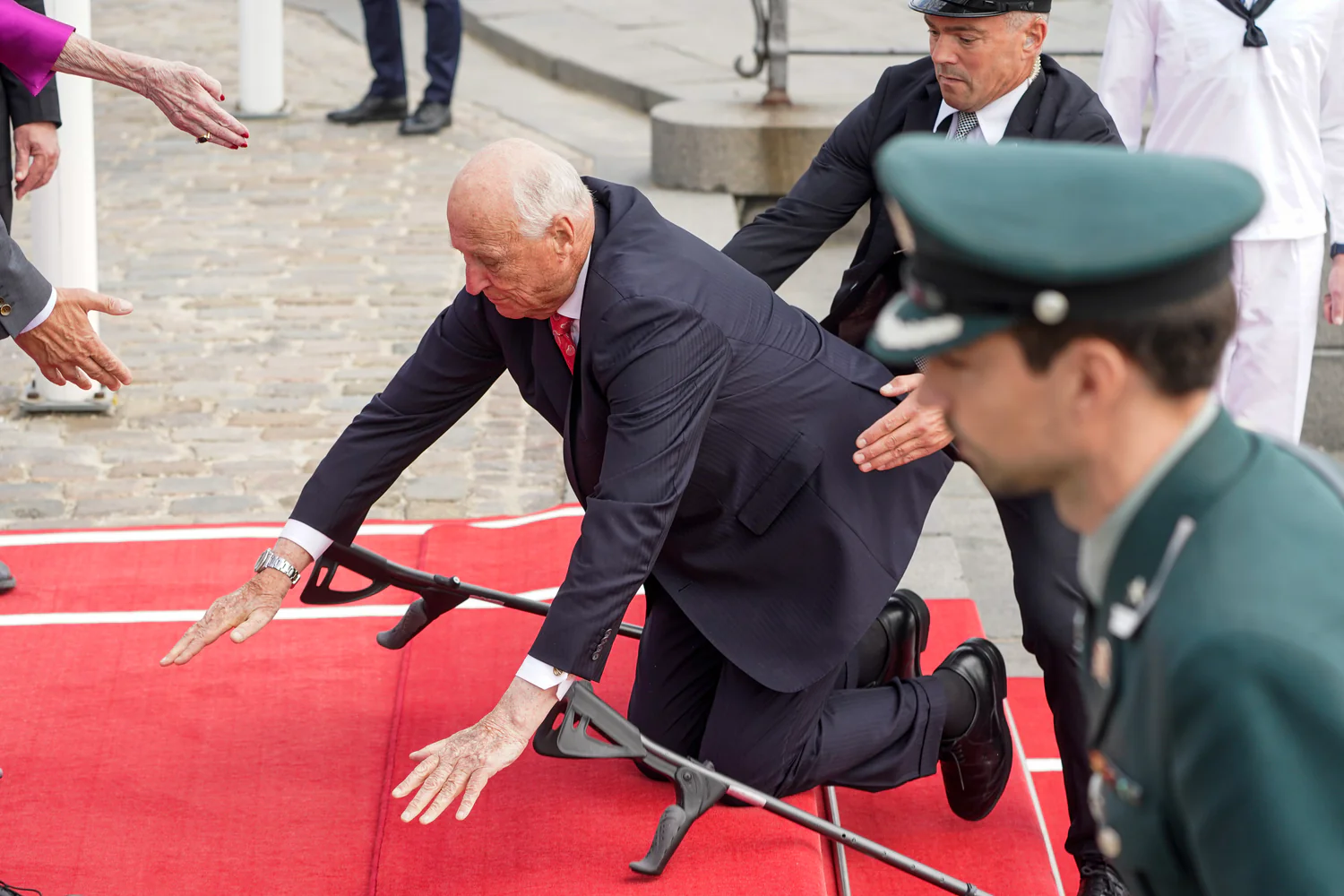 kong-harald-falt-under-landgang-i-danmark-tv-2