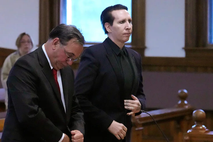 Marylin Manson dømt for å snyte seg på kvinne: – Betydelige mengder ...