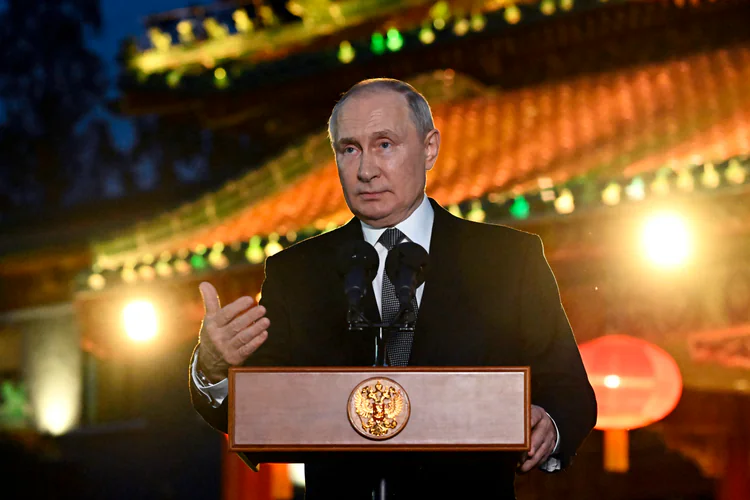 普京: Russlands president Vladimir Putin møter journalister utenfor Diauyutai-gjestehuset i Beijing onsdag.