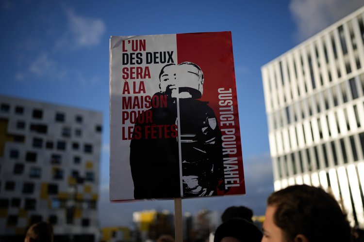 Protester i Paris mot løslatelse av politibetjent - TV 2
