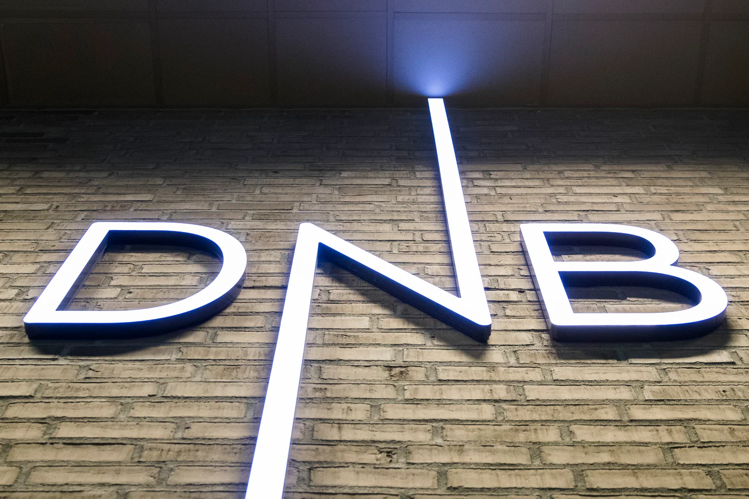DNB planlegger å tilby tæpping med Iphone – men ikke med Apple Pay - TV 2