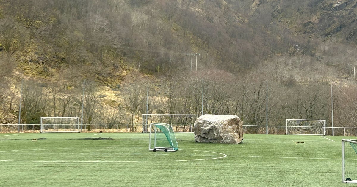 Gavakdil Raste Kampesteinar raste ned på fotballbane - TV 2