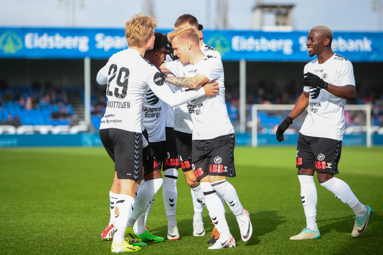 Odd-talentet Tewelde (17) senket Sarpsborg – Berget sviktet fra straffemerket - TV 2 Odd-talentet Tewelde (17) senket Sarpsborg – Berget sviktet fra straffemerket - TV 2