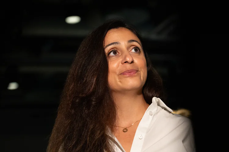 Hadia Tajik bitt av måke – måtte gå under Støres tale - TV 2
