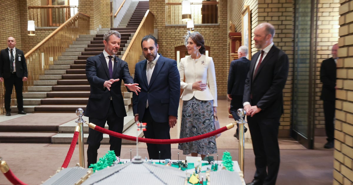 Viste danskekongen Lego på Stortinget - TV 2