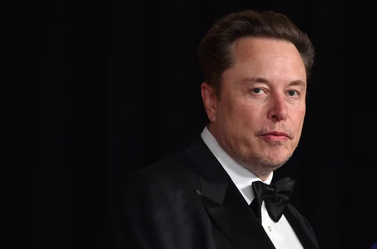 Elon Musk sier han støtter Trump fullt ut - TV 2