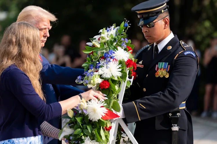 Harris: Trump vanhelliget militær gravplass - TV 2