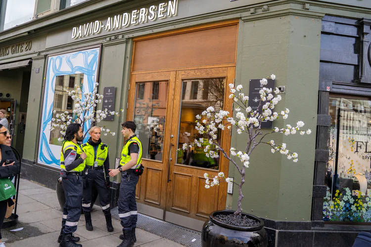 19-åring tiltalt for grovt ran på David Andersen og Van Bergen – bandt ...
