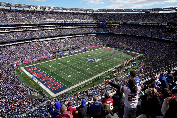 Brann på tribunen i opphetet derby kamp avbrutt i lang tid TV 2