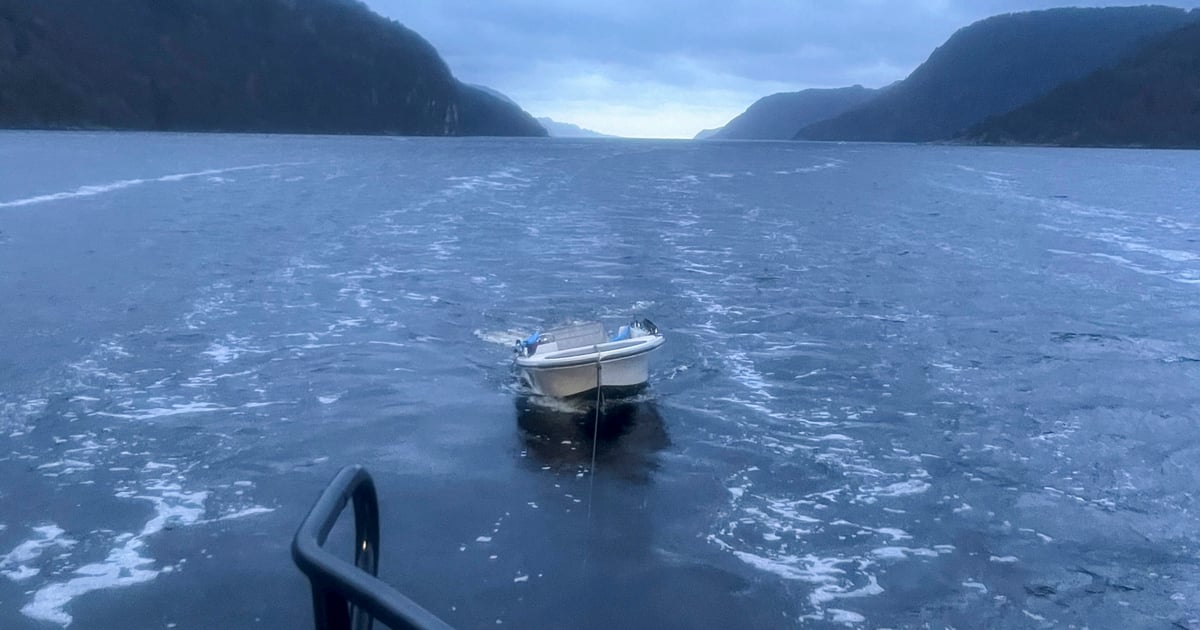 Båt har kantret i Agder - to personer til sykehus - TV 2