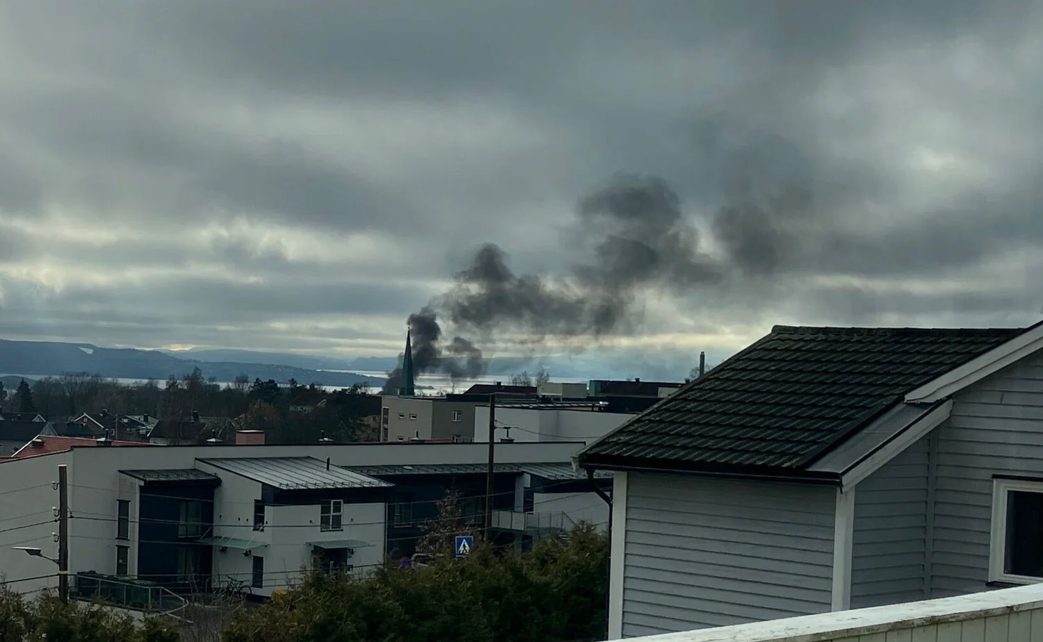 Brann i container på Sinsen i Oslo: – Mye sort røyk - TV 2