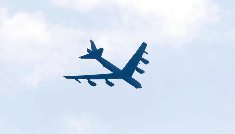 norske-f-35-eskorterer-amerikansk-bombefly-over-stlandet-blir-godt