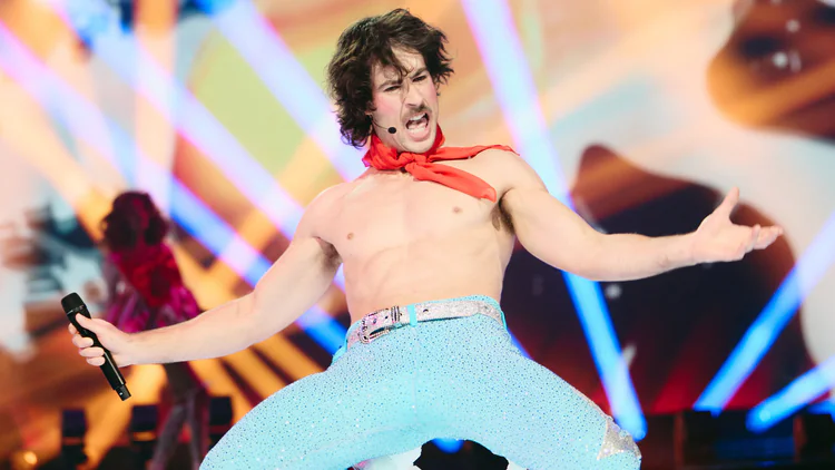 Siqilgan va qiynoqqa solingan kokrak porno