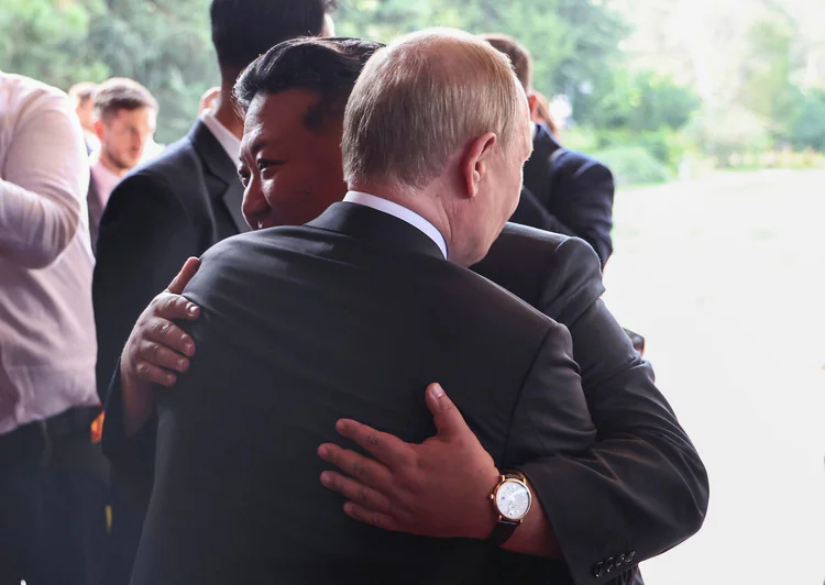 STØTTE: Russlands president Vladimir Putin og Nord-Koreas leder Kim Jong-un ga hverandre en god klem etter møtet i Beijing onsdag. 