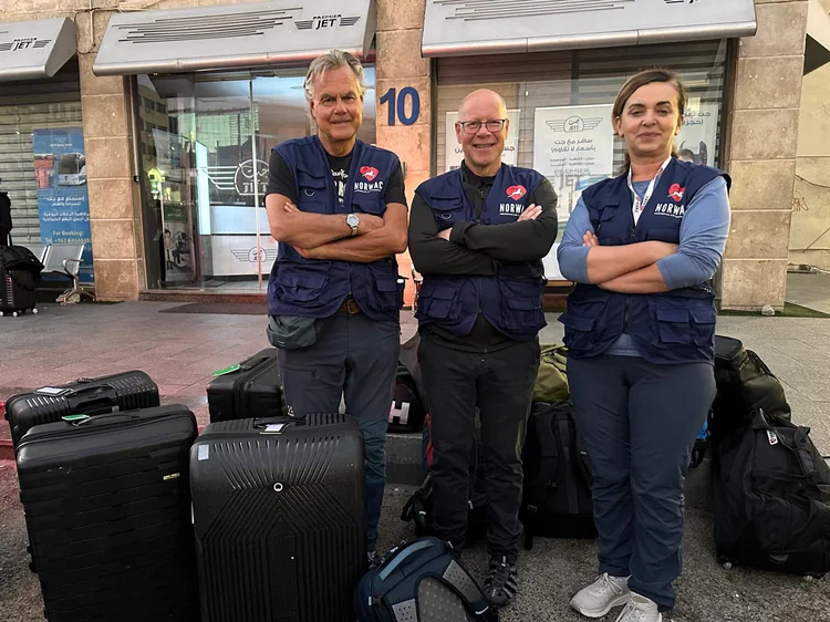TEAM: Norwacs team, bestående av ortoped Geir Stray Andreassen, ortoped Odd Arild Ågedal fra Hammerfest sykehus og operasjonssykepleier Silvana Zuvela fra Ahus, var framme på Gazastripen tirsdag. Onsdag begynte de å jobbe ved Nasser-sykehuset. 