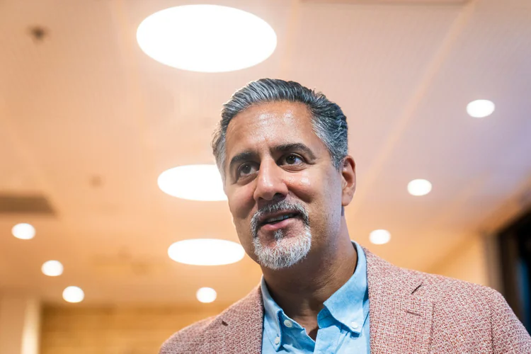 Abid Rashka Abid Raja lanserer krimroman - TV 2