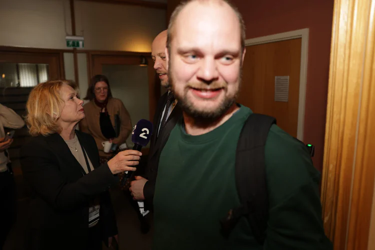 Rødt og Sp i hemmelig møte med Ap - TV 2