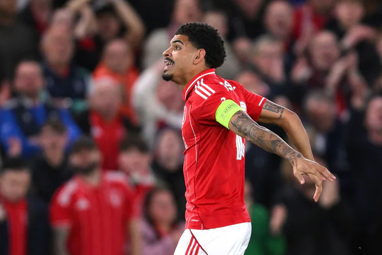 Morgan Gibbs-White scoret for Nottingham Forest mot Porto. Foto: Gary Oakley / PA via AP / NTB