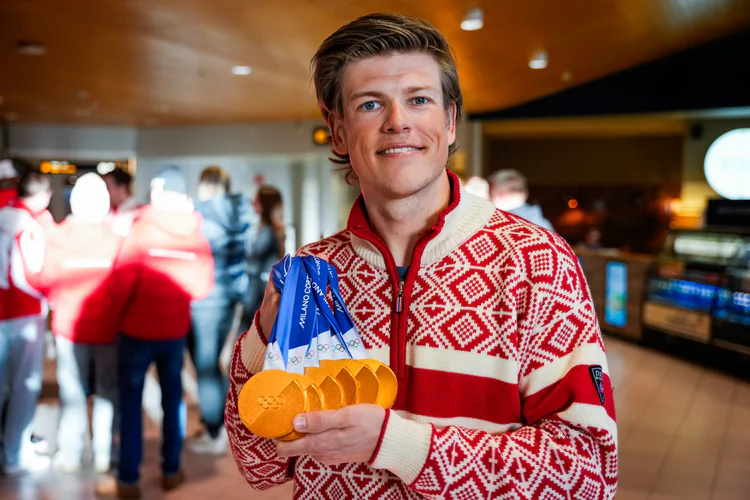 Johannes Høsflot Klæbo tilbake på norsk jord med sine seks olympiske gullmedaljer etter OL i Italia. .