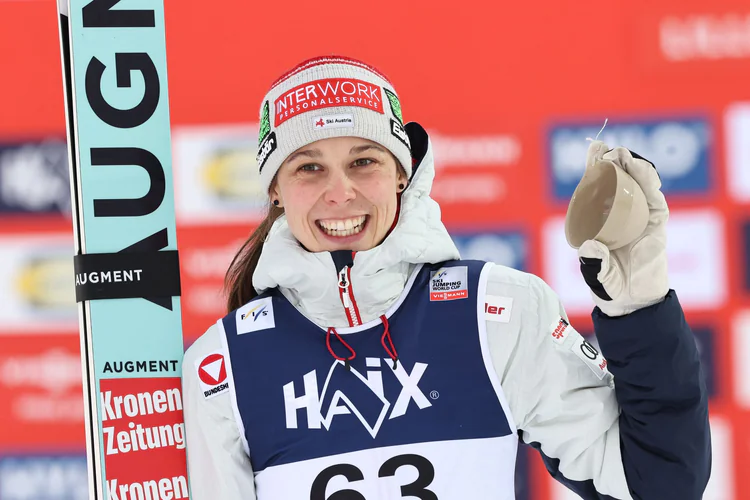 Lisa Eder avbildet etter en pallplass i verdenscupen i Lillehammer.